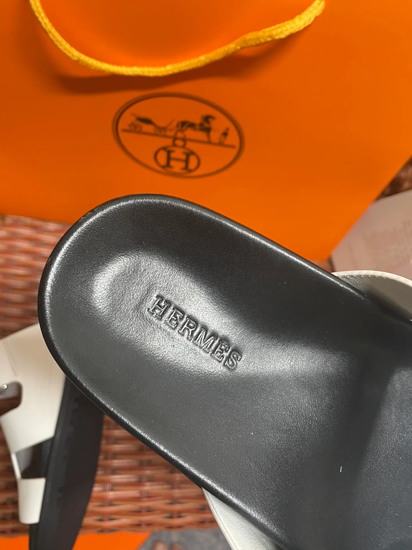 👟👟Ex-factory price 480👟👟 Women's Shoes Women's Clothing Women's Shoes Factory H HERMES Men's and women's same style, recently very popular couple's shoes - sandals, paired with various colored socks, popular ✅Upper: imported mixed sheepskin, deerskin ✅Inner: imported mixed sheepskin ✅Outsole: Tpu non-slip and wear-resistant outsole ✅Number: women's 35-42. Male 38-46